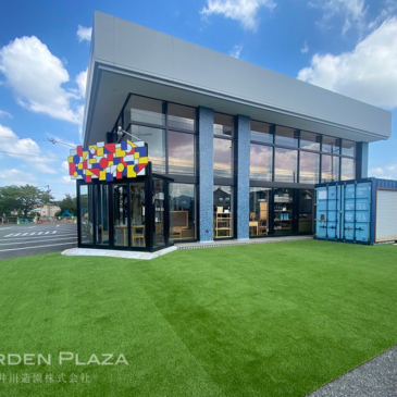 店舗外観を彩る人工芝